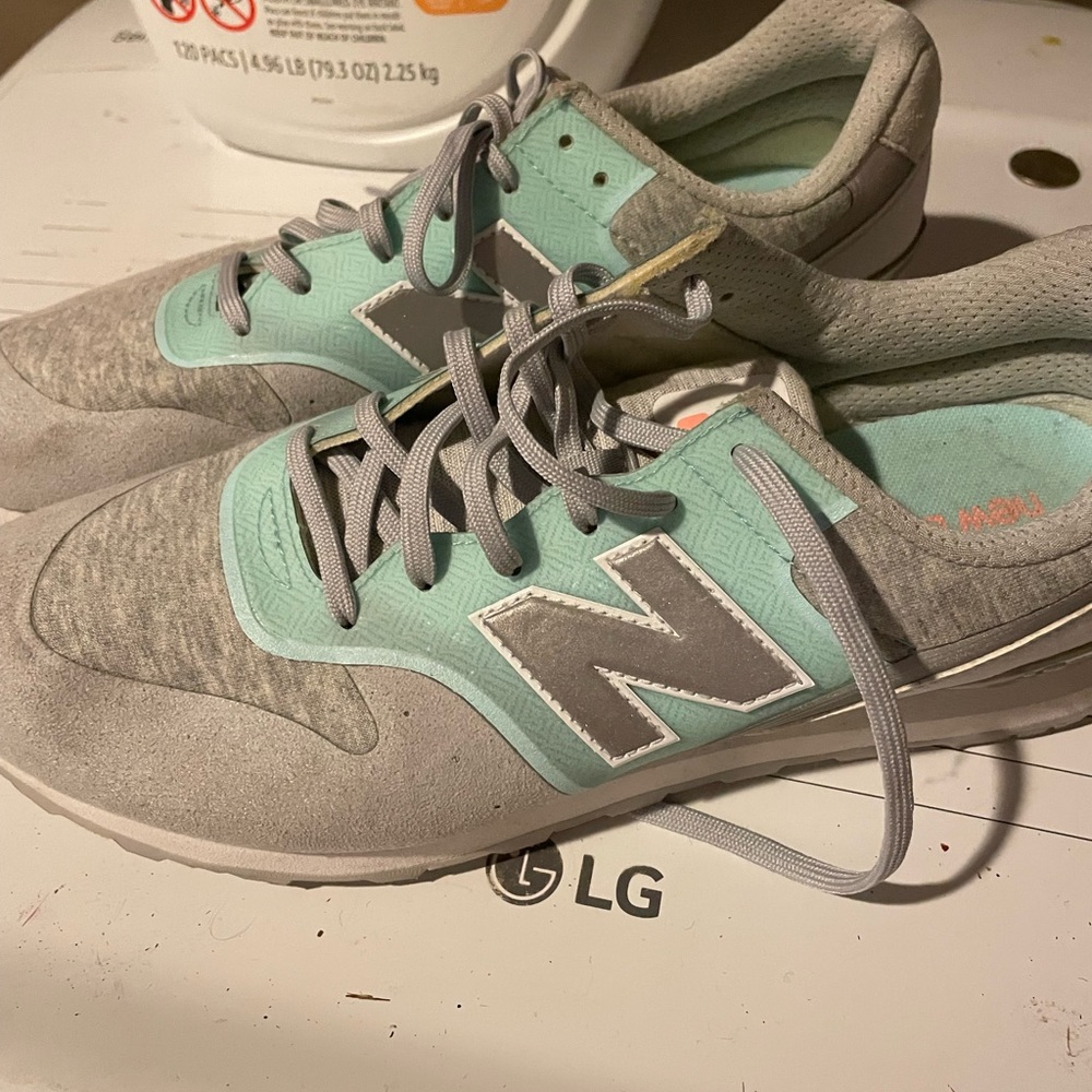 Cute brand new new balance teal sneakers 9.5w